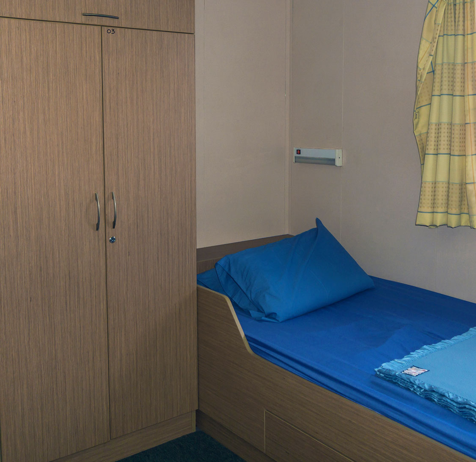 clean-ship-cabin-bedroom-lr-3